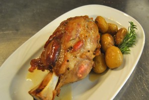 Secondo Stinco al forno con patate (1) 